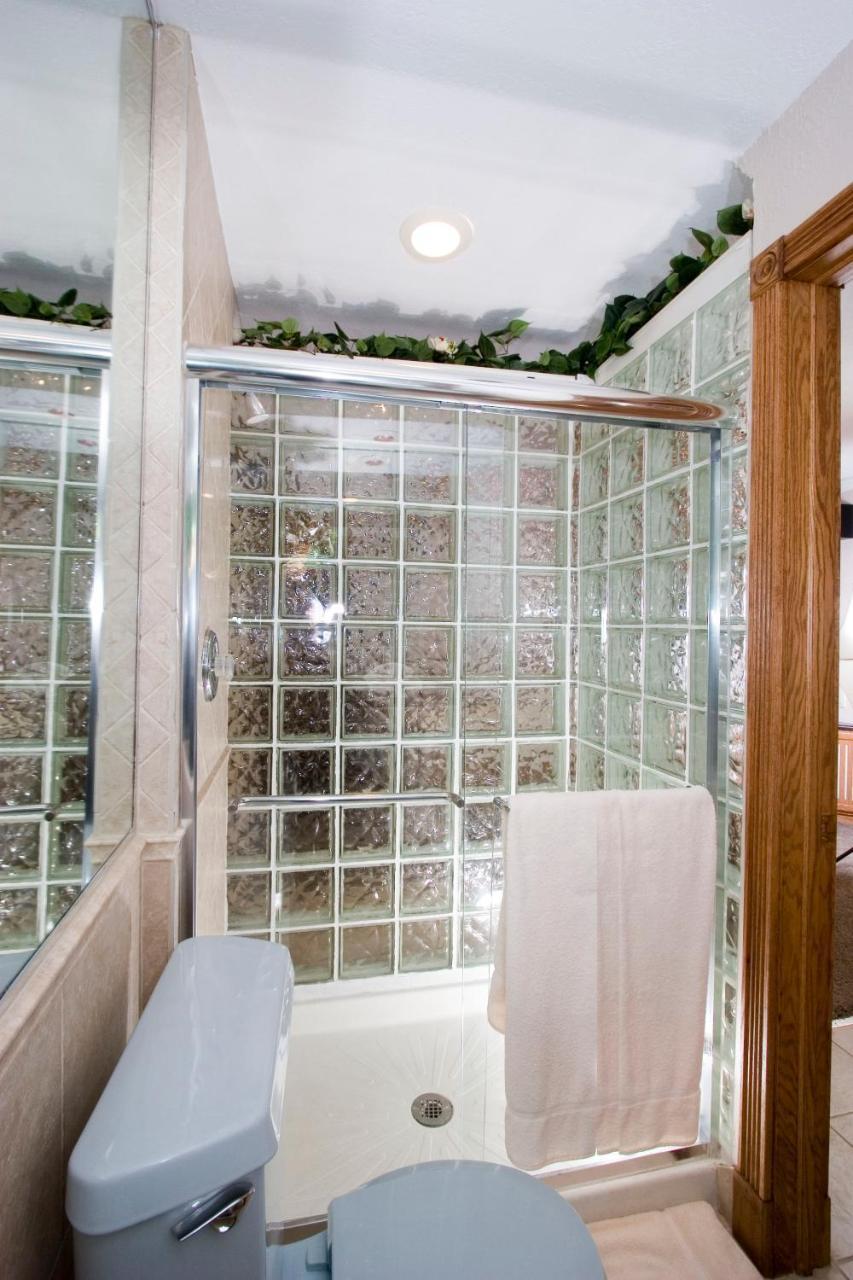 Sybaris Pool Suites Downers Grove - Adults Only דאונרס גרוב מראה חיצוני תמונה